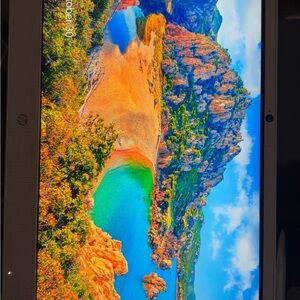 HP Display with Stunning Blue and Green Visuals